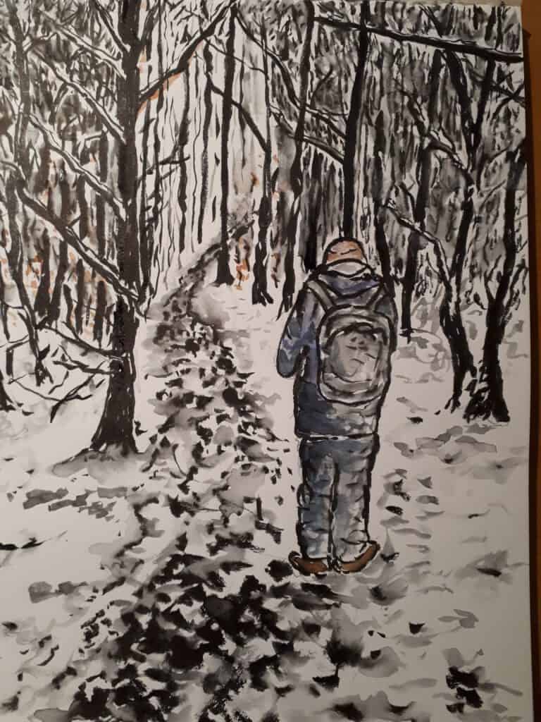 Tekening van een wandelaar op de rug gezien die door een besneeuwd bos loopt met kale bomen