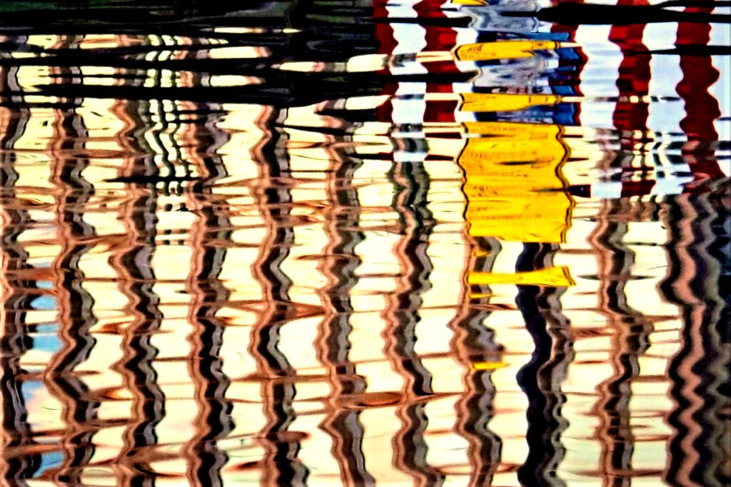 Een foto van een gebouw weerspiegeld in het water door Frans Brunning